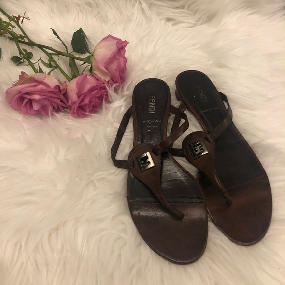 Fendi women’s flat sandal - Picture 1 of 4